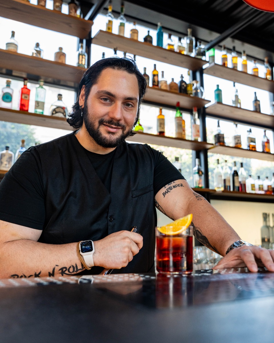 Il barman al bancone del MABE