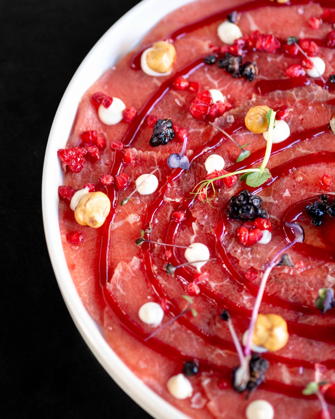 Carpaccio di manzo ai frutti rossi