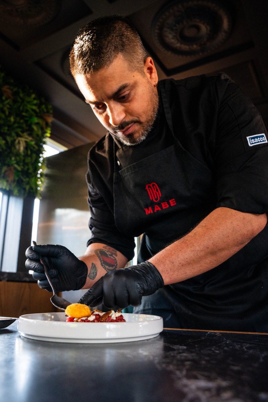 Lo chef del MABE che impiatta
